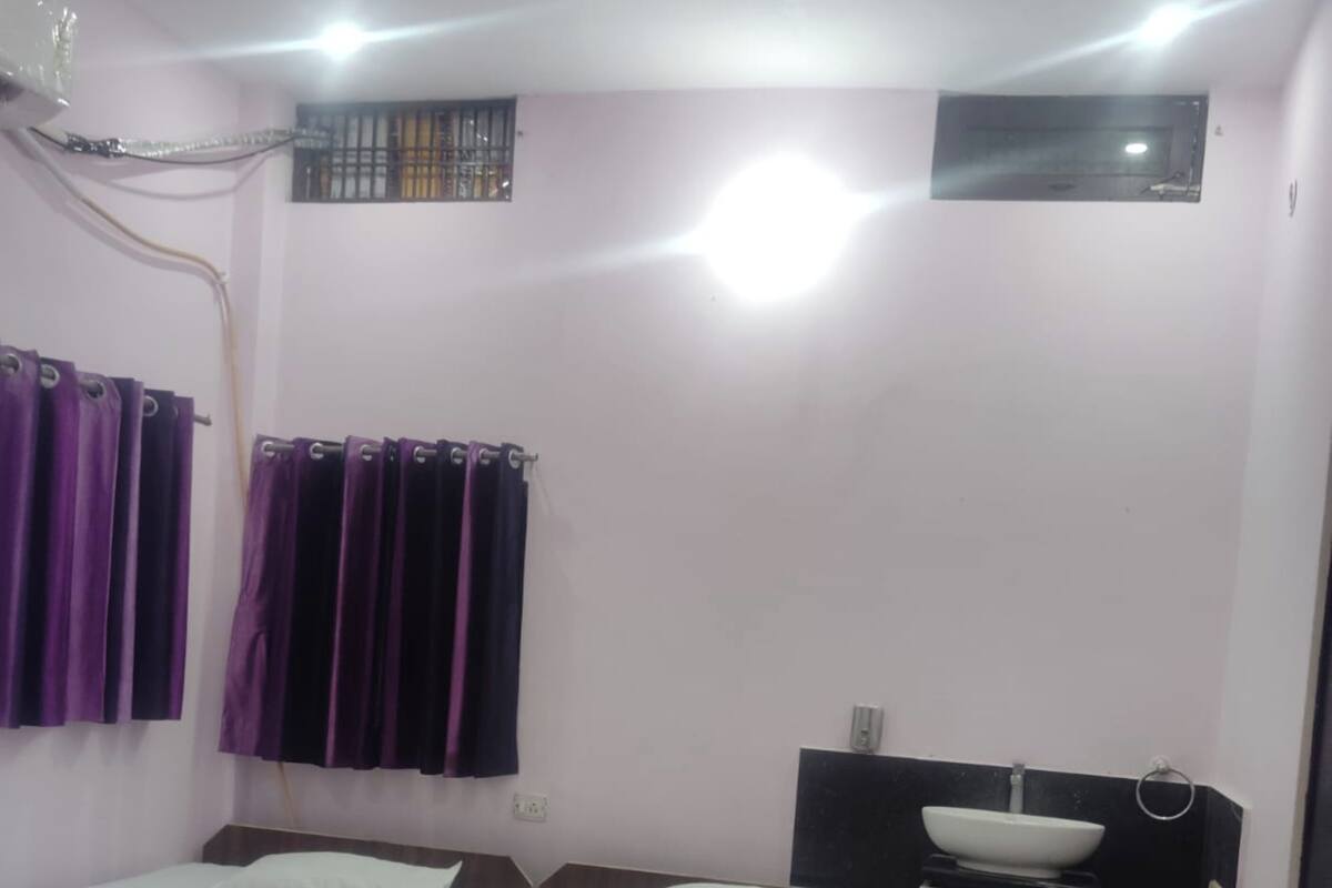 Deluxe Double Room, Air conditioning | Hypo-allergenic bedding, desk, soundproofing, free WiFi