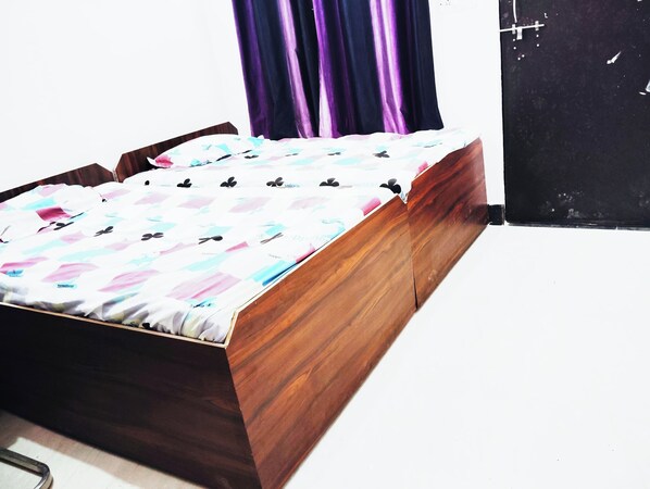 Family Double Room, Air conditioning | Hypo-allergenic bedding, desk, soundproofing, free WiFi