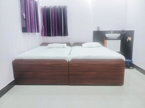 Family Double Room, Air conditioning | Hypo-allergenic bedding, desk, soundproofing, free WiFi
