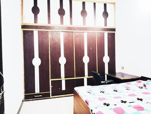 Hypo-allergenic bedding, desk, soundproofing, free WiFi