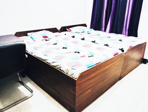 Hypo-allergenic bedding, desk, soundproofing, free WiFi