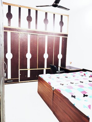 Deluxe Double Room, Air conditioning | Hypo-allergenic bedding, desk, soundproofing, free WiFi