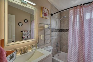Shower, towels, toilet paper - STOP SCROLLING. YOU JUST FOUND IT!  Fast WiFi, cozy beds, plenty of room! (Albuquerque)