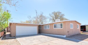 Exterior - STOP SCROLLING. YOU JUST FOUND IT!  Fast WiFi, cozy beds, plenty of room! (Albuquerque)