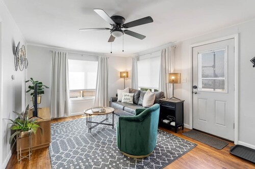 Cozy 2BR Getaway & Sleep 6 | The Emerald City Bungalow