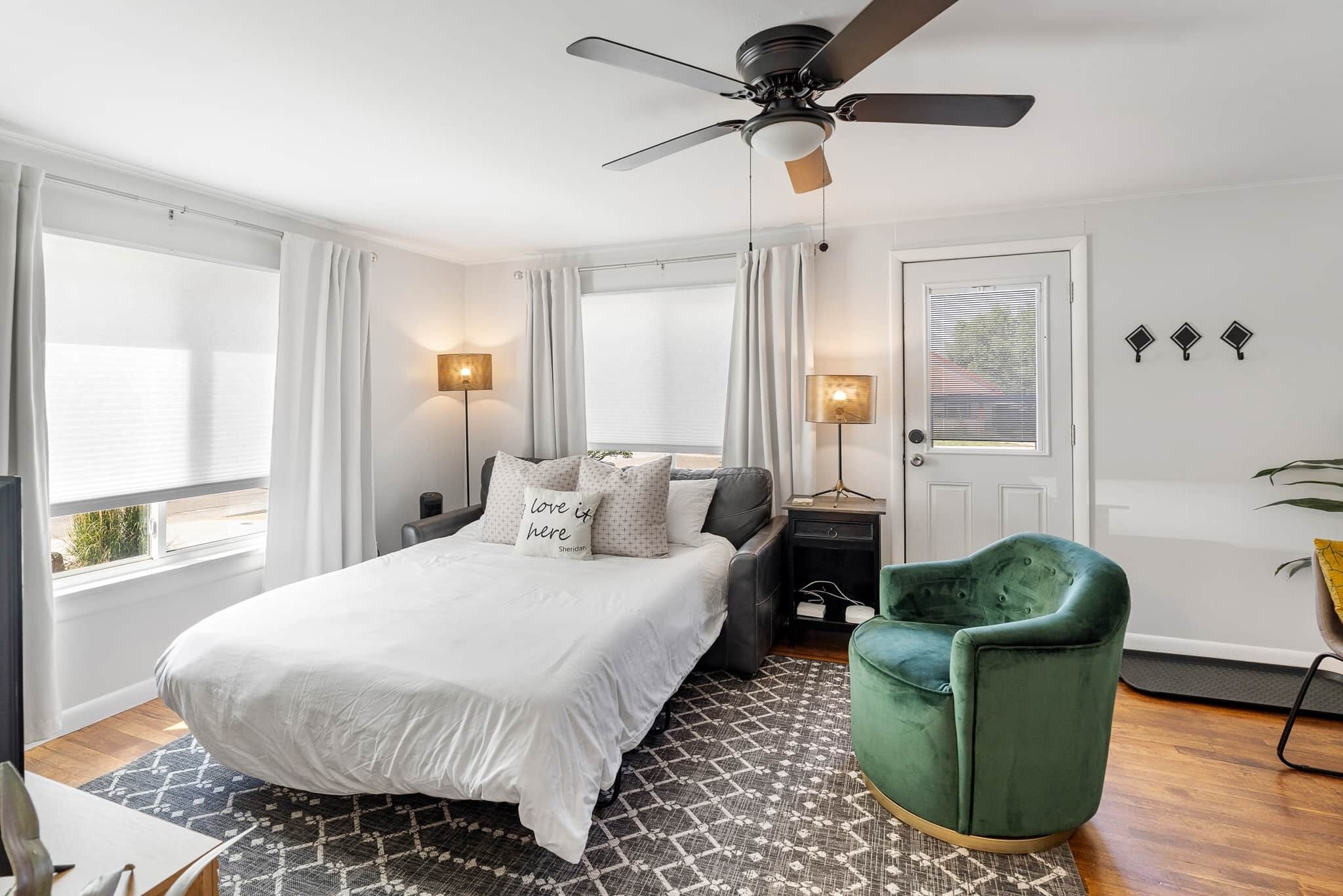 2 habitaciones, tabla de planchar con plancha, wifi y ropa de cama 