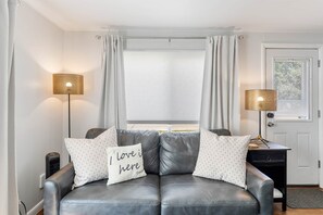 TV - Cozy 2BR Getaway & Sleep 6 | The Emerald City Bungalow (Sheridan)