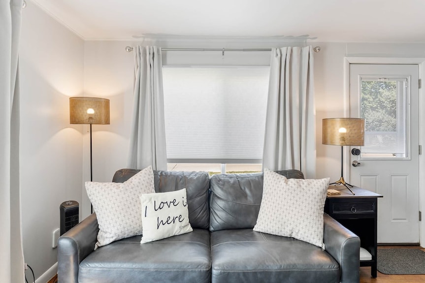 Cozy 2br Getaway & Sleep 6 | The Emerald City Bungalow - Sheridan, WY