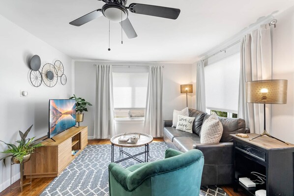 TV - Cozy 2BR Getaway & Sleep 6 | The Emerald City Bungalow (Sheridan)