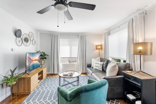 Cozy 2BR Getaway & Sleep 6 | The Emerald City Bungalow