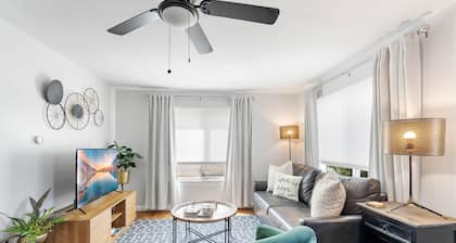 Cozy 2BR Getaway & Sleep 6 | The Emerald City Bungalow