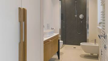 Dusche, Haartrockner, Bidet, Handtücher