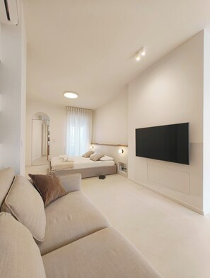 2 bedrooms, desk, travel crib, free WiFi