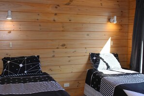 3 عدّة غرف نوم ومكواة/لوح كي وواي فاي وملاءات أسرّة