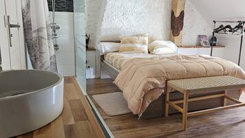 Dusj, hårføner, håndklær og toalettpapir