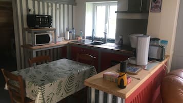 Een microgolfoven, een oven, een kookplaat, een vaatwasser