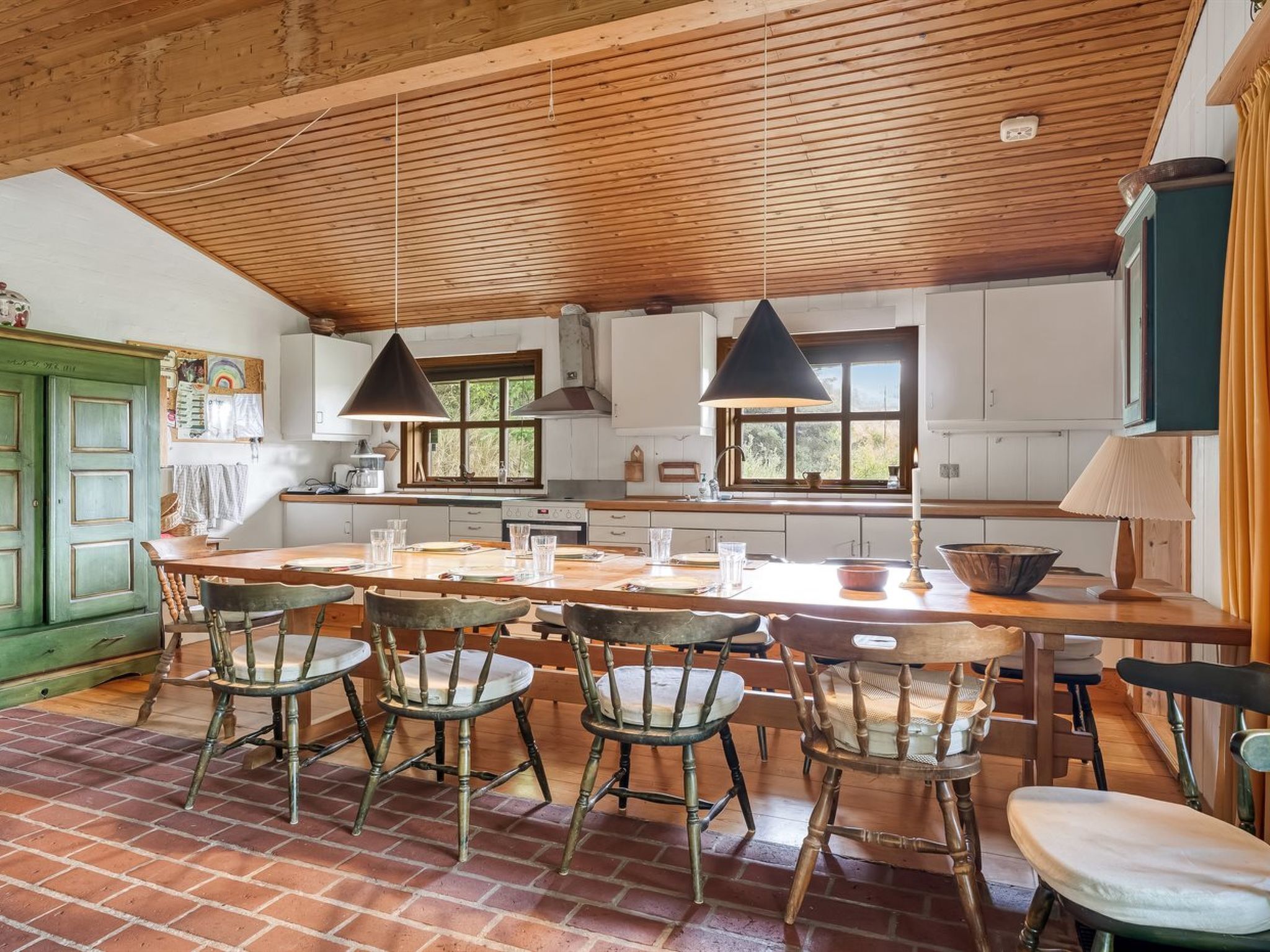 Fridge, microwave, dishwasher, cookware/dishes/utensils