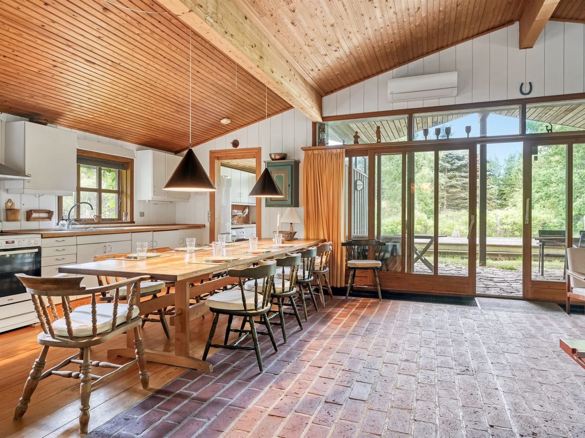 Fridge, microwave, dishwasher, cookware/dishes/utensils