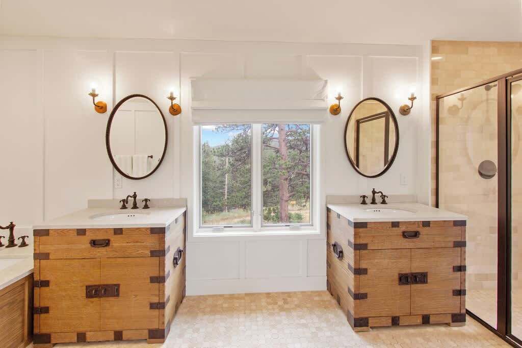 Shower, jetted bath, hair dryer, towels