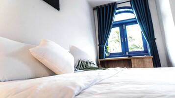 4 bedrooms, iron/ironing board, internet