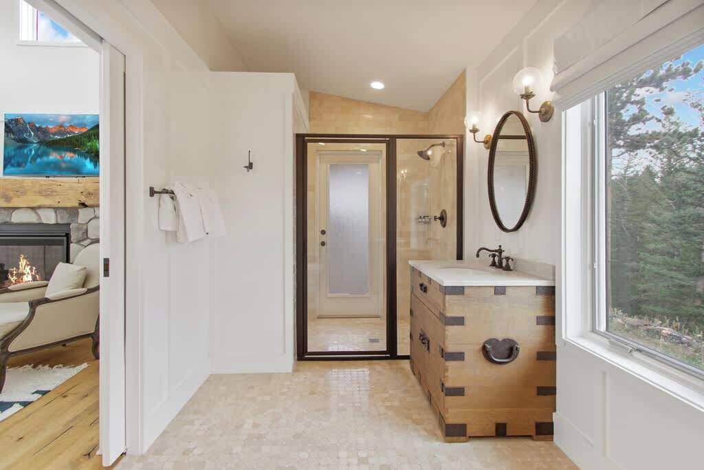 Shower, jetted tub, hair dryer