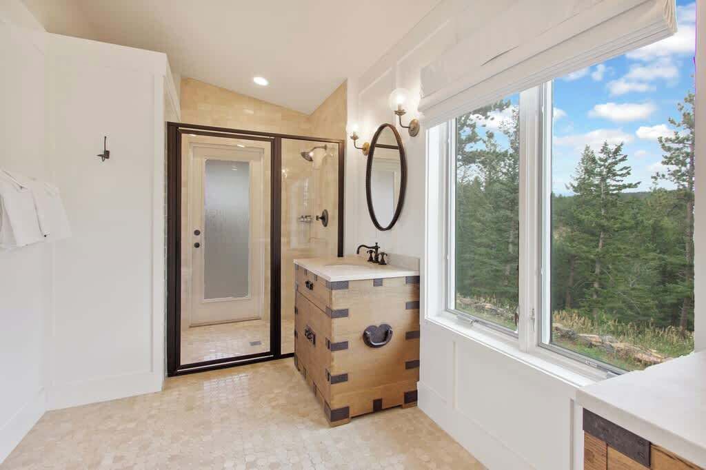 Shower, jetted tub, hair dryer