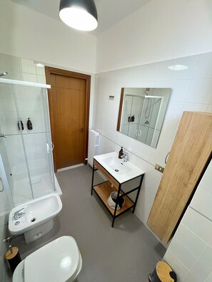 Dusche, Haartrockner, Bidet, Handtücher