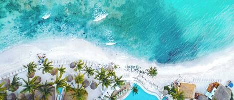 Beach nearby, sun loungers, beach towels