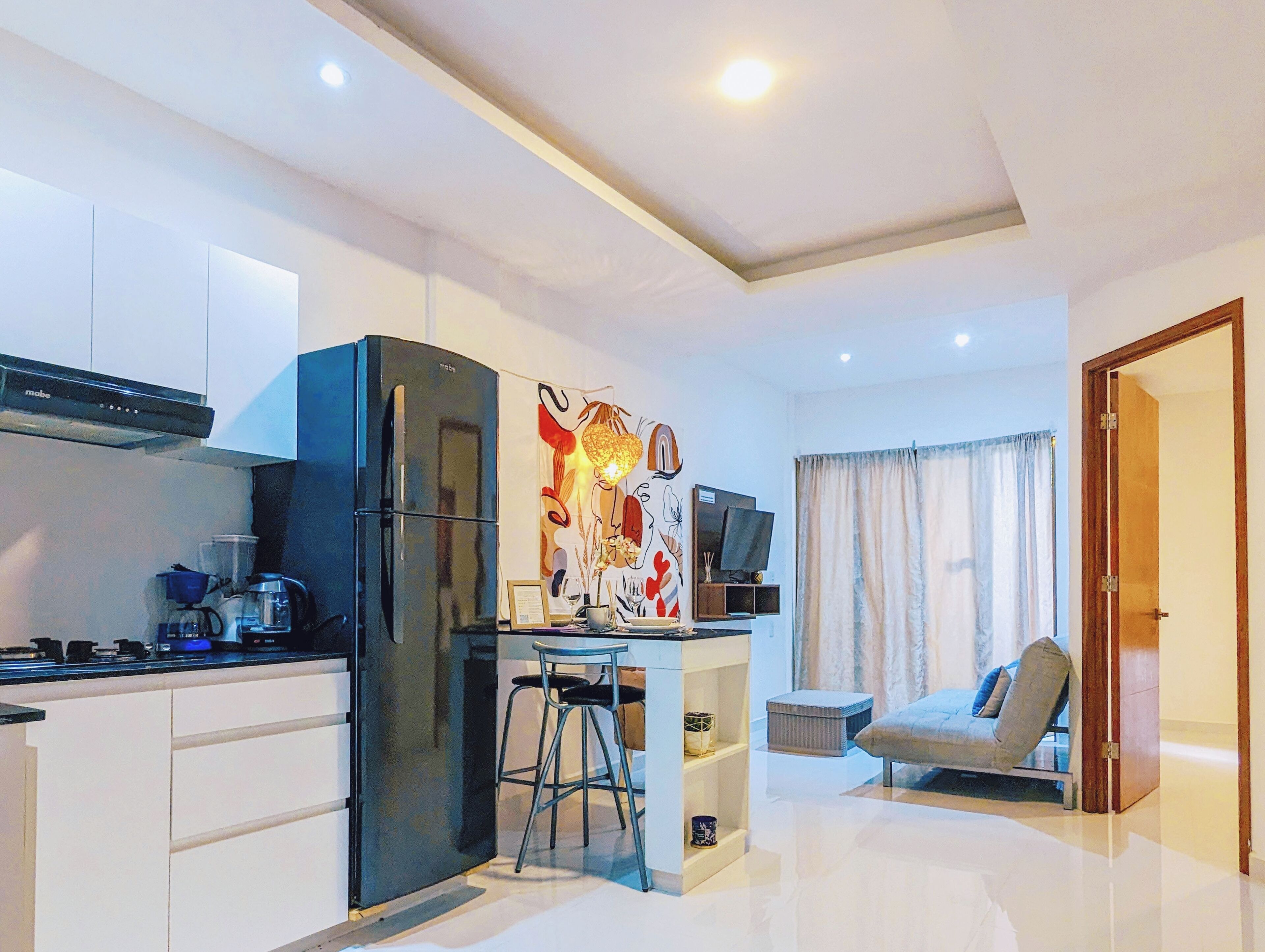 Kjøleskap, kokeplater, kaffetrakter/tekoker og hurtigmikser