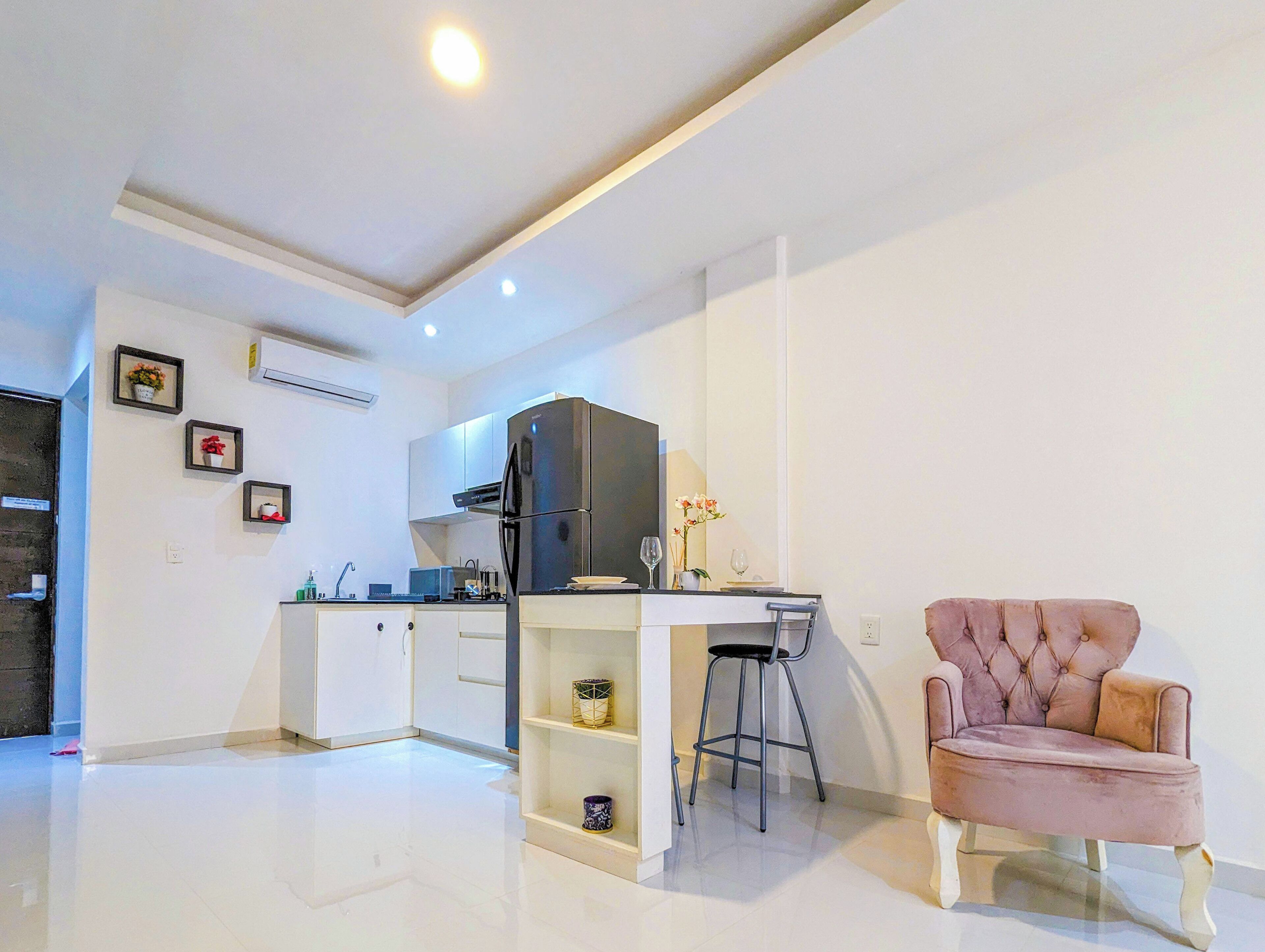 Kjøleskap, kokeplater, kaffetrakter/tekoker og hurtigmikser