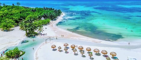 Beach nearby, sun loungers, beach towels