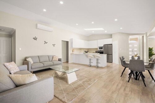 Spacious Family Home Wifi and Salt Pool