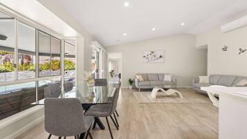 House | In-room dining