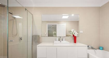 Spacious Family Home Wifi and Salt Pool