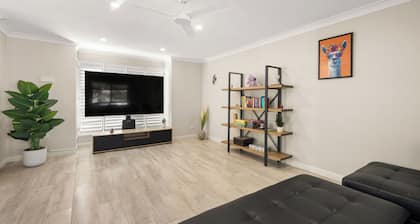 Spacious Family Home Wifi and Salt Pool