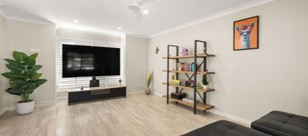 Spacious Family Home Wifi and Salt Pool