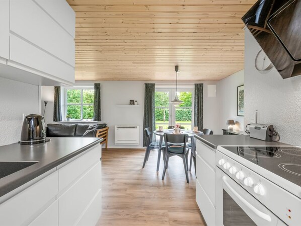 Fridge, cookware/dishes/utensils