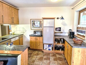 冷蔵庫、電子レンジ、食器洗い機、調理器具と食器