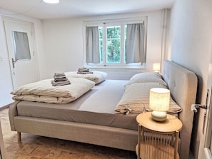 5 bedrooms, desk, Internet