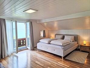 3 bedrooms, desk, Internet
