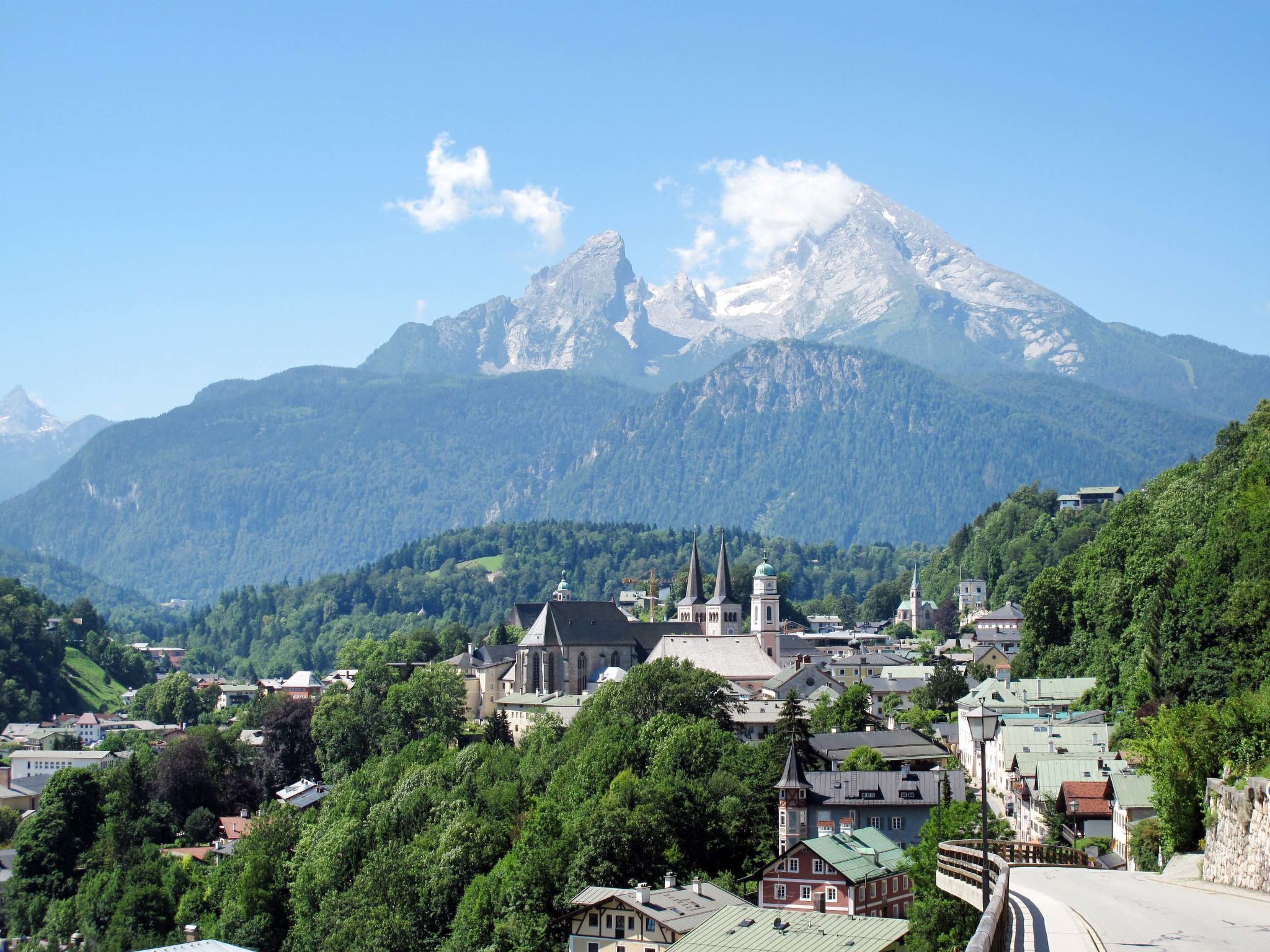 Une ville dotée de bâtiments historiques, d’une église et bordée par une chaîne de montagnes.
