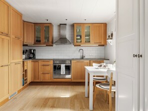 Kühlschrank, Mikrowelle, Geschirrspüler, Kochgeschirr/Geschirr/Besteck