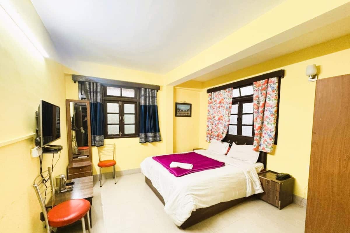 Deluxe Double Room, Mountain View | Desk, free WiFi, bed sheets