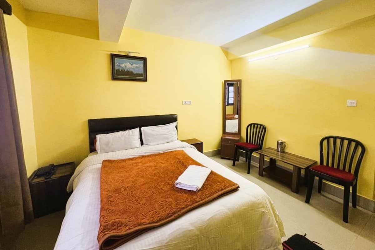 Deluxe Double Room | Desk, free WiFi, bed sheets