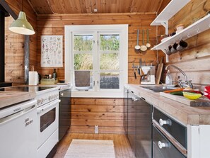 Réfrigérateur, micro-ondes, batterie de cuisine, vaisselle et ustensiles