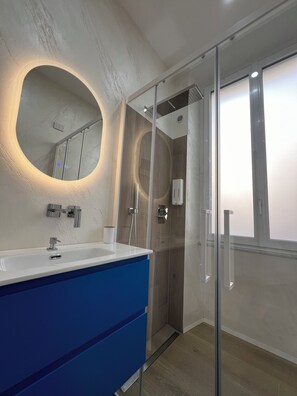 Shower, hair dryer, bidet, towels