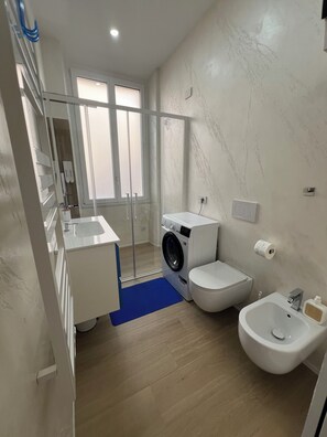 Douche, sèche-cheveux, bidet, serviettes fournies