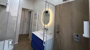淋浴设施、吹风机、坐浴桶、毛巾