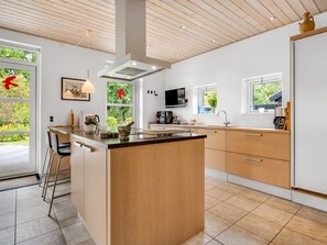 Fridge, microwave, dishwasher, cookware/dishes/utensils