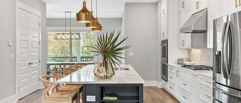 Refrigerador, microondas, horno, placa de cocina